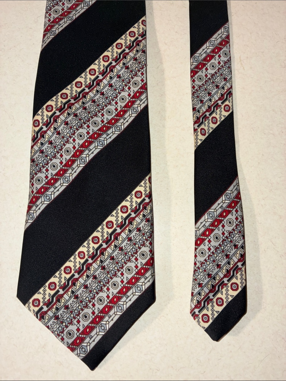 Classic Men's Black and Red Patterned Silk Tie